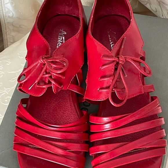 Antelope Red women sandals like new - Picture 9 of 13